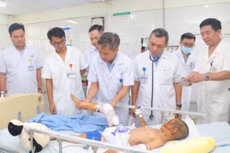 Phó Giáo sư, Tiến sĩ Nguyễn Mạnh Khánh, Phó Giám đốc Bệnh viện Việt Đức đang khám cho bệnh nhi.