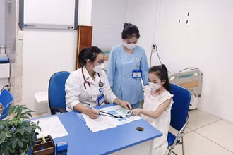 Thạc sĩ, bác sĩ Trần Thị Kim Ngọc khám cho bệnh nhi. (Ảnh: minh họa)