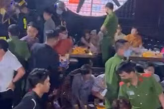 Lực lượng Công an kiểm tra bên trong quán Vip Lounge.