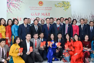 Chủ tịch Quốc hội Vương Đình Huệ cùng các đại biểu với cán bộ, công chức, viên chức và người lao động Viện Nghiên cứu lập pháp. (Ảnh: DUY LINH)