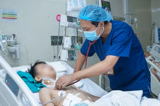 Bệnh nhi được cứu sống ngoạn mục.