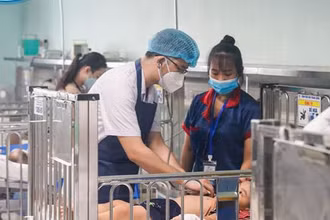 Bác sĩ thăm khám cho trẻ mắc bệnh do virus hợp bào hô hấp RSV.