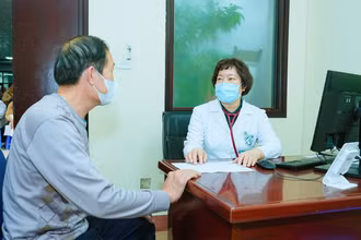 Bác sĩ khám, tư vấn cho người bệnh.