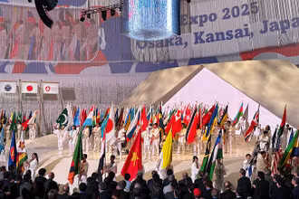 Lá cờ Việt Nam tại lễ khai mạc Triển lãm thế giới EXPO 2025. (Ảnh: Cục Hợp tác quốc tế cung cấp)