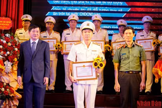 Chủ tịch UBND tỉnh Điện Biên Lê Thành Đô và Đại tá Ngô Thanh Bình, Giám đốc Công an tỉnh Điện Biên tặng giấy khen điển hình tiên tiến cho các cá nhân.