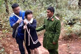 Thời điểm lực lượng chức năng tìm thấy 2 du khách. (Ảnh: Cơ quan công an cung cấp)