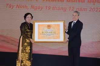 PGS, TS Trần Thị Trung Chiến, Chủ nhiệm câu lạc bộ truyền thống Ban Dân y miền Nam đại diện nhận Bằng công nhận Di tích lịch sử quốc gia từ ông Trần Đình Thành, Phó Cục trưởng Cục Di sản văn hóa.