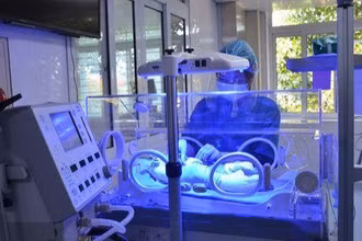 Bệnh nhi được điều trị tích cực.