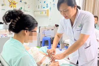 Phó Giáo sư, Tiến sĩ Nguyễn Việt Hoa thăm khám cho trẻ. 