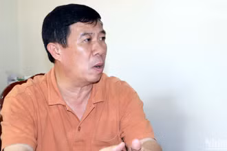 Đồng chí Lê Thành Mỹ trả lời phóng viên Báo Nhân Dân.