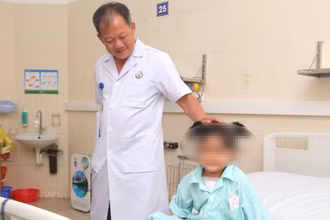 Tiến sĩ, bác sĩ Dương Đức Hùng, Giám đốc Bệnh viện Hữu nghị Việt Đức thăm hỏi bệnh nhân sau ghép tim.
