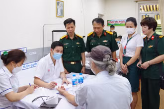 Bệnh viện Trung ương Quân đội 108 khám bệnh, tư vấn sức khoẻ, cấp thuốc miễn phí cho đối tượng chính sách.
