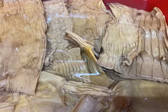 Măng khô nên ngâm qua đêm để loại bỏ độc tố. 
