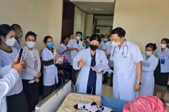 Nâng cao năng lực trong chẩn đoán và điều trị bệnh cho bác sĩ tại khoa Huyết học, Bệnh viện Quân y 103 (Lào).