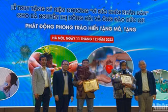 Gia đình 2 trường hợp hiến tặng mô, tạng nhận Kỷ niệm chương.