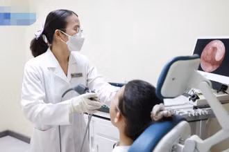 Bác sĩ nội soi tai mũi họng cho bệnh nhi.
