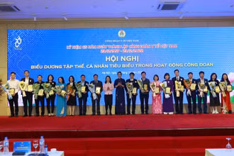 Công đoàn Y tế Việt Nam biểu dương các cá nhân và tập thể. 