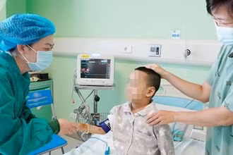 Bệnh nhi hồi phục sau ca ghép thận.