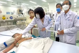 Bệnh nhi phải can thiệp tích cực do mắc tay chân miệng.