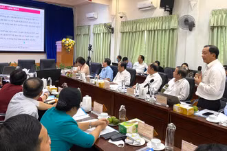 Giám đốc Sở Y tế Thành phố Hồ Chí Minh Tăng Chí Thượng báo cáo trước Đoàn giám sát của Quốc hội.