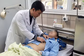 Tiến sĩ, bác sĩ Nghiêm Trung Dũng - Giám đốc Trung tâm Thận tiết niệu và Lọc máu kiểm tra sức khoẻ cho bệnh nhân đang điều trị tại Trung tâm.