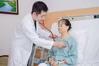 Tiến sĩ, bác sĩ Đặng Quang Huy, Phó Giám đốc Trung tâm Tim mạch, Bệnh viện đa khoa Quốc tế Vinmec Times City là phẫu thuật viên chính trong ca mổ hy hữu khám cho người bệnh. .