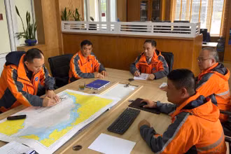 Sở chỉ huy tiền phương phía trước tại Hải Phòng khoanh vùng tàu bị nạn để lên phương án tìm kiếm.