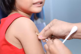 Trẻ tiêm vaccine cúm mùa. 