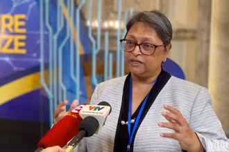 Giáo sư Quarraisha Abdool Karim.