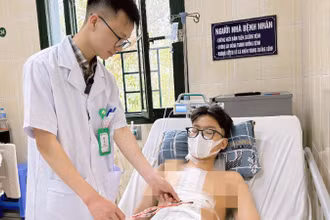 Nam thanh niên nằm điều trị tại Bệnh viện Hữu nghị Việt Đức. 