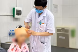 Bệnh nhi bị chó nhà cắn vào vùng đầu mặt.