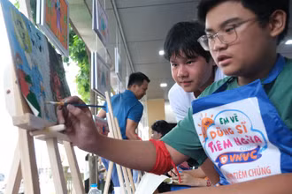 Các em nhỏ háo hức tham gia chương trình tại lễ phát động cuộc thi sáng 21/10.