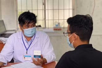 Bác sĩ tư vấn cho đối tượng nguy cơ cao nhiễm HIV.
