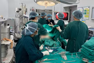 Các bác sĩ tiến hành can thiệp cấp cứu bệnh nhân.