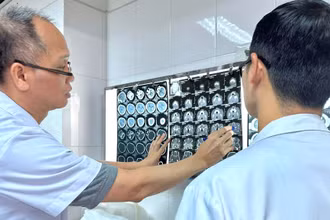 Bác sĩ hội chẩn phẫu thuật cho bệnh nhi bị chó cắn.