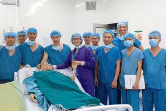 Các bác sĩ Bệnh viện Trung ương Quân đội 108 hỗ trợ ca ghép gan Bệnh nhân nhận gan đã hồi phục sau ghép.