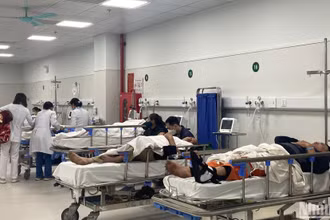 Bệnh nhân nhập viện Bệnh viện Hữu nghị Việt Đức. (Ảnh: HẢI NGÔ)