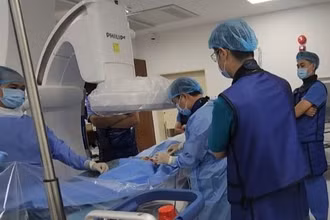 Can thiệp bằng hệ thống ECMO Cardiohelp cứu sống bệnh nhân viêm cơ tim.