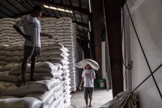 Công nhân kiểm kê gạo bên trong nhà kho dự trữ của chính phủ tại tỉnh Bulacan, Philippines. (Ảnh: Bloomberg)