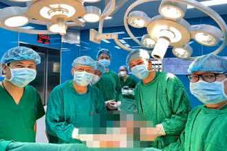 Các bác sĩ loại bỏ thành công khối u cho người bệnh.