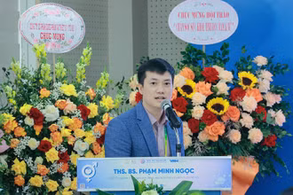 Thạc sĩ, bác sĩ Phạm Minh Ngọc, Phó Giám đốc Trung tâm Y học giới tính, Bệnh viện Nam học và hiếm muộn Hà Nội báo cáo tại hội thảo.