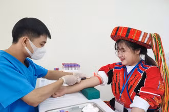 Em Dương Quỳnh Như Ngọc (dân tộc Pà Thẻn) lấy máu xét nghiệm sàng lọc.
