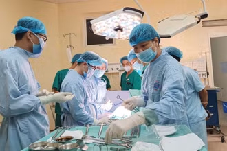 Các bác sĩ phẫu thuật lấy thai cho sản phụ. 