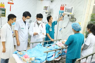 Phó Giáo sư, Tiến sĩ Mai Duy Tôn, Giám đốc Trung tâm Đột quỵ, Bệnh viện Bạch Mai hội chẩn ca bệnh đột quỵ não. Ảnh: TRẦN LAM