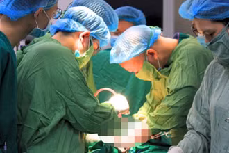 Bác sĩ can thiệp cho sản phụ.