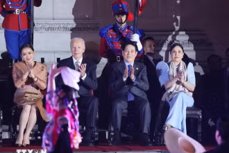 Chủ tịch nước Lương Cường và các nhà lãnh đạo APEC xem xem chương trình nghệ thuật tại tiệc chiêu đãi chính thức. (Ảnh: LÂM KHÁNH/TTXVN)