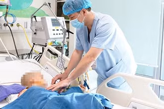 Tiến sĩ, bác sĩ Đặng Ánh Dương, Trưởng khoa Điều trị tích cực Ngoại khoa thăm khám cho bệnh nhi.