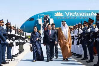 [Ảnh] Thủ tướng Phạm Minh Chính đến thủ đô Abu Dhabi, bắt đầu thăm chính thức UAE