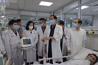 Thượng tướng Trần Quang Phương, Phó Chủ tịch Quốc hội; Bộ trưởng Y tế Đào Hồng Lan và các đơn vị chức năng liên quan thăm hỏi người bệnh tại Khoa Hồi sức tích cực, Bệnh viện Giao thông vận tải.
