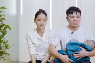 Bé Đỗ Minh Quân (tỉnh Hòa Bình), con trai của anh Đỗ Văn Trưởng và chị Lò Thị Hoa ở Hòa Bình, cả 2 anh chị đều là những người khiếm thị.